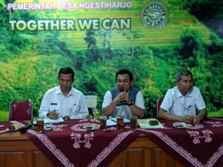 Pembinaan Camat Kasihan Di Desa Ngestiharjo 